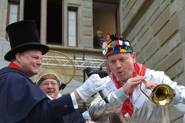 Braucht der Oberbürgermeister zum Blasen der Fanfare, die ihm Narrenvater Thomas Pross soeben geschenkt hat, etwa Noten?