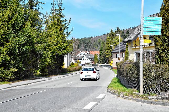 Auch die Ortsdurchfahrt von Hoppetenzell wird saniert. Beginn ist ab der Einmündung zur Johanniterstraße (rechts in Bild). Dies ist der ...