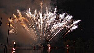Der Höhepunkt des Festes findet am Samstagabend mit dem großen Klangfeuerwerk &bdquo;Geboren, um zu leben&ldquo; statt. Gezündet wird ...