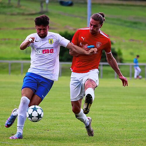 Luca Magro vom SC Gottmadingen-Bietingen (rechts), hier im Duell mit Kian Fetic vom FC Singen.