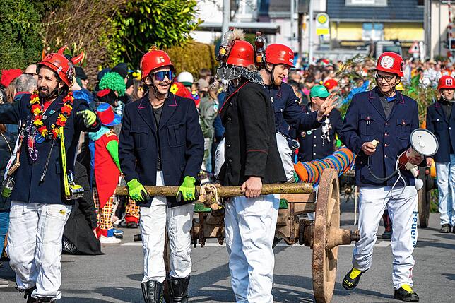 Wie es die Tradition verlangt, eröffnete die Feuerwehr mit dem Narrenbaum im Schlepp den Zug.