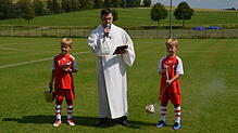 Unter Gottes Wort, Gebet und Segen weihte Pastoralreferent Tobias Hofmann den neuen Rasenplatz.