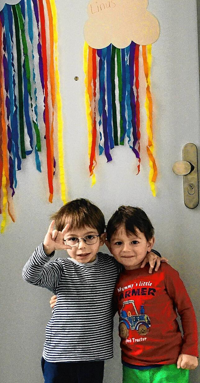 Finn und Linus Kempter aus Stegen. Finn (links) zeigt die ILY Gebärde als Gruß und Zeichen für die Gebärdensprachgemeinschaft, da er ...