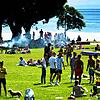 Derzeit sind solche Menschenansammlungen wie hier am Genfersee in der Schweiz noch problematisch: Doch ab Samstag, 30. Mai, dürfen sich ...