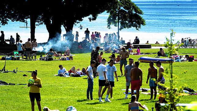 Derzeit sind solche Menschenansammlungen wie hier am Genfersee in der Schweiz noch problematisch: Doch ab Samstag, 30. Mai, dürfen sich ...