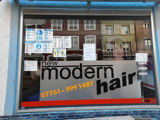 Voller Corona-Regeln und Infos hängt das Schaufenster vom „New Modern Hair“ in der Rheinbrückstraße.