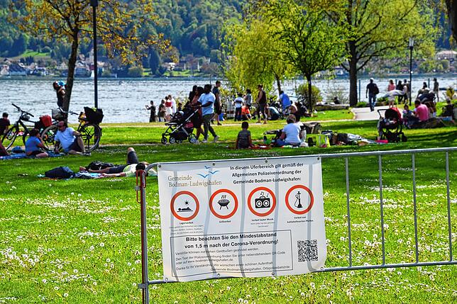 Banner wie dieses erklären die Regeln der gemeindeeigenen Polizeiverordnung in den Uferparks von Bodman. Aber das Lagerverbot wird zum ...