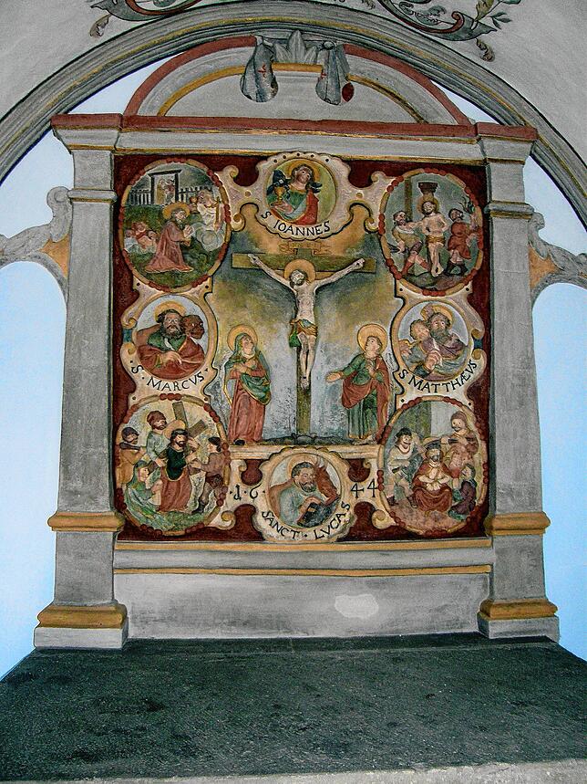 Das Altarbild in der Kindlebildkapelle zeigt den schmerzhaften Rosenkranz mit dem Leidensweg Christi, die Kreuzigung in der Mitte, sowie ...