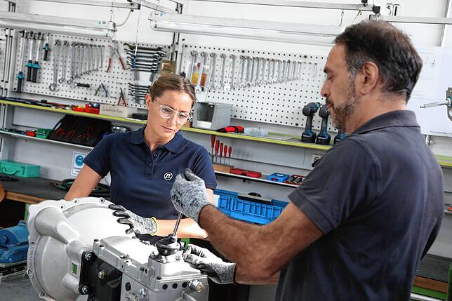 Elisa Marie Vetter und Maurizio Pomino von ZF Tradition schalten das Getriebe in der historischen Werkstatt in Friedrichshafen komplett ...