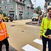 Eine letzte Prüfung vor der Freigabe der Kreuzung am Stadtgraben: Jacqueline Leyers, Architektin im Stadtbauamt, und Benjamin Seitz vom ...
