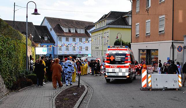 Ein Rettungswagen holt einen Verletzten an der Schlossgarage ab.