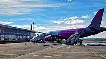 Eine Passagiermaschine steht auf dem Vorfeld am Flughafen Friedrichshafen.