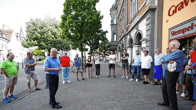 Die CDU-Fraktion mit deren Vorsitzendem Roger Tscheulin (3.v.l.) diskutiert mit den Betroffenen, welche Auswirkungen eine Ausweisung der ...