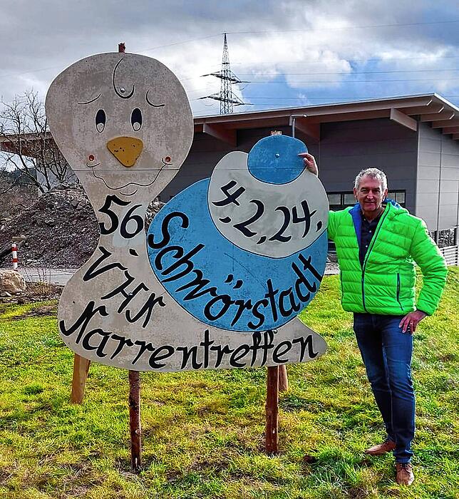 Ein Schild beim Ortseingang von Schwörstadt kündigt das große Wochenende bereits an. Das zweite VHN-Narrentreffen in Schwörstadt unter ...