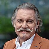 Jurist Ingo Lenßen feiert an Heiligabend zweimal Bescherung.