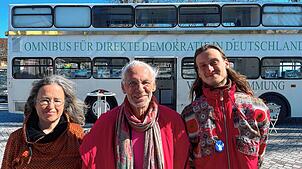 Engagieren sich deutschlandweit für mehr Direkte Demokratie und halten mit dem Omnibus in Überlingen und Friedrichshafen (von links): ...