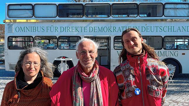 Engagieren sich deutschlandweit für mehr Direkte Demokratie und halten mit dem Omnibus in Überlingen und Friedrichshafen (von links): ...