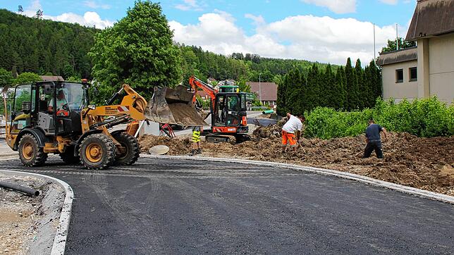 Die Zufahrtsstraße und künftige Mittelfläche für die neuen Parkplätze an der Sporthalle hat die erste Tragschicht. Seitlich entstehen ...