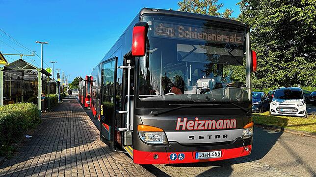 Einer der Busse, die den Schienenersatzverkehr von Erzingen nach Waldshut bedienen, aufgenommen am Bahnhof Erzingen.