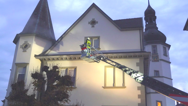 Bild 2: Was tun, wenn’s brennt? Das probt die Feuerwehr im Kloster Hegne auf spektakuläre Weise