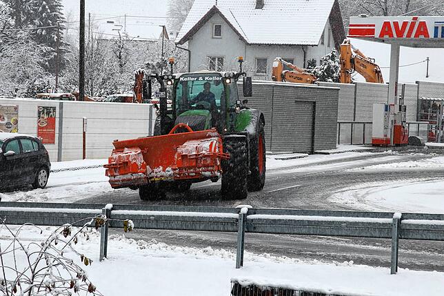 Überall sieht man Fahrzeuge des Winterdienstes, die die Straßen frei räumen.