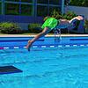 Am Tag der Eröffnung des Wehrer Freibades freut sich der achtjährige Simon über den Sprung ins kühle Nass. Wie das Wehrer Freibad hat ...