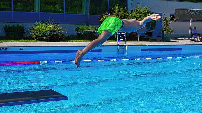 Am Tag der Eröffnung des Wehrer Freibades freut sich der achtjährige Simon über den Sprung ins kühle Nass. Wie das Wehrer Freibad hat ...