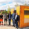 Sie freuten sich über die Installation des Toiletten-Moduls am Stahringer Dorfplatz (von links) Gemeindearbeiter Sven Steiniger, Alessio ...