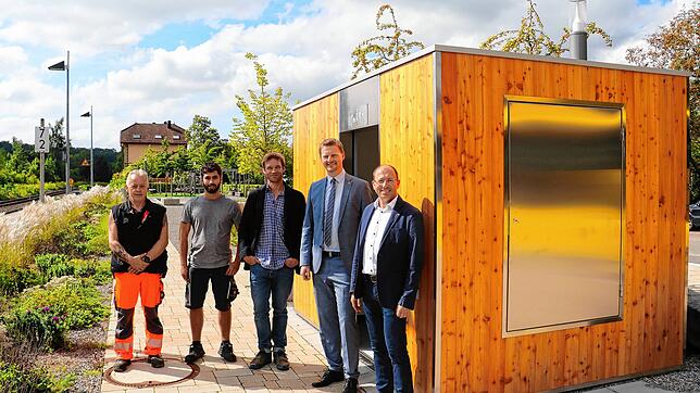 Sie freuten sich über die Installation des Toiletten-Moduls am Stahringer Dorfplatz (von links) Gemeindearbeiter Sven Steiniger, Alessio ...
