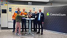 Beim symbolischen Abschalten des Kraftwerks bei Constellium in Singen haben (von links) Claudia Kessler-Franzen von Singen aktiv ...
