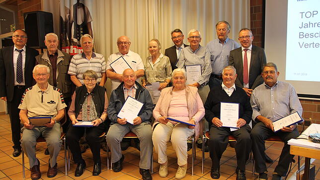 Zahlreiche Ehrungen gab es beim Bauverein Waldshut für langjährige Mitglieder, hinten von links: Geschäftsführer Andreas Kunzelmann, ...