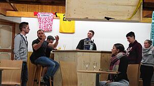 Schon seit Wochen proben die Laienspieler der Harmonie für das Theaterstück am ersten Weihnachtsfeiertag. Das Bild zeigt einige Spieler ...