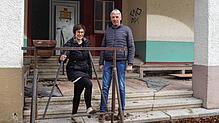 Dettingen-Wallhausens Ortsvorsteherin, Sarah Seidel, und Verwaltungsleiter Jürgen Morgen stehen am ehemaligen und zukünftigen ...