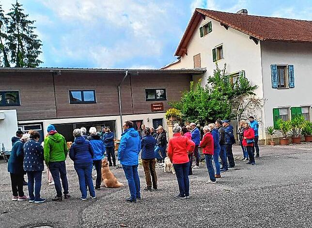 Zahlreiche Egginger nahmen am historische Spaziergang durch die Gemeinde teil.