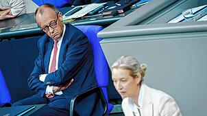 Alice Weidel, Fraktionsvorsitzende der AfD, spricht in der Generaldebatte zum Haushalt im Plenum des Bundestags vor Bundeskanzler ...