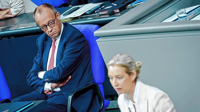 Alice Weidel, Fraktionsvorsitzende der AfD, spricht in der Generaldebatte zum Haushalt im Plenum des Bundestags vor Bundeskanzler ...