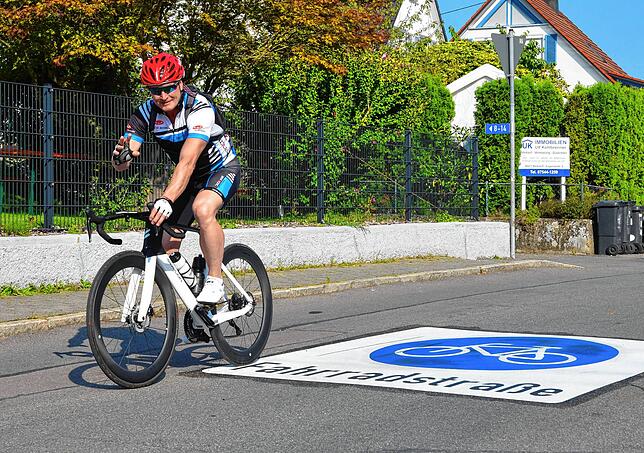 Pendler Frieder Wauer aus Pfullendorf findet die Markdorfer Fahrradstraße „einfach optimal“.