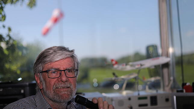 Bild : Dieser Mann sorgt dafür, dass auf dem Konstanzer Flugplatz alles seine Ordnung hat