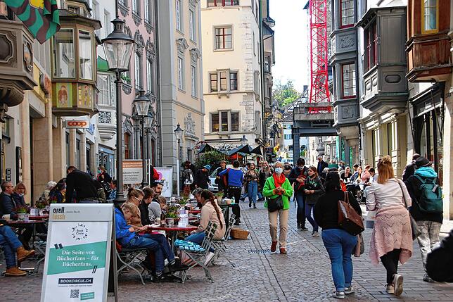 In Schaffhausen pulsiert im Gegensatz zu Städten im deutschen Grenzgebiet das öffentliche Leben. Unter den Besuchern tummeln sich auch ...