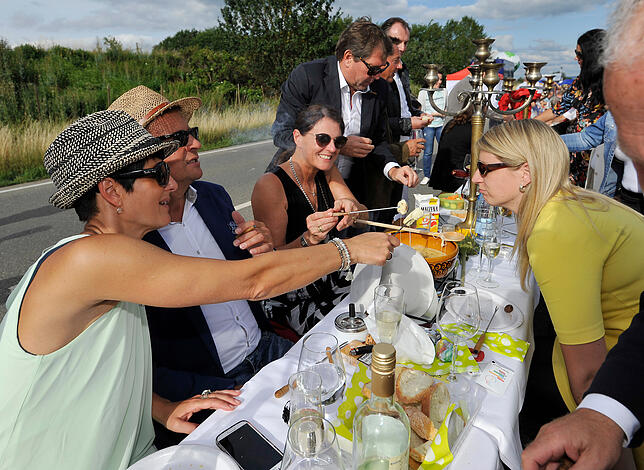 So sonnig war es 2017 bei der ersten langen Tafel zwischen Villingen und Schwenningen.