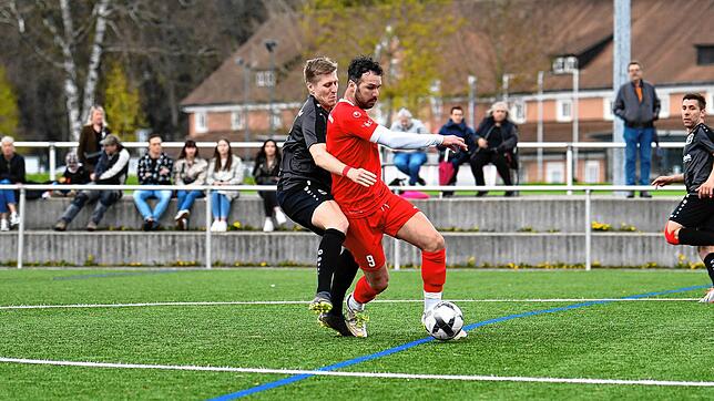 Adrian Dumitru (rechts) erzielte beide Tore beim 2:0-Erfolg des FC Bad Dürrheim über den FC Königsfeld (Maximilian Lehmann).