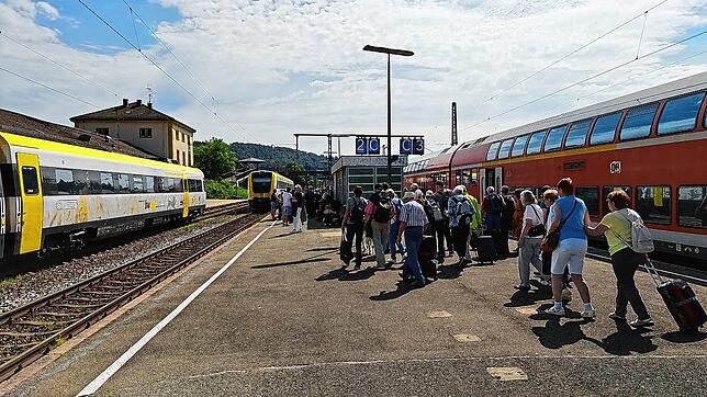 Am Immendinger Bahnhof stranden am Donnerstagvormittag viele Bahnreisende. Die Strecke zwischen der Stadt und Villingen ist gesperrt, ...