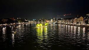 90.000 Besucher erleben das Feuerwerk in Basel. Trotz des Andrangs haben Polizei, Feuerwehr und Sanitäter wenig zu tun.