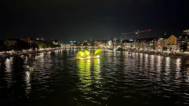 90.000 Besucher erleben das Feuerwerk in Basel. Trotz des Andrangs haben Polizei, Feuerwehr und Sanitäter wenig zu tun.
