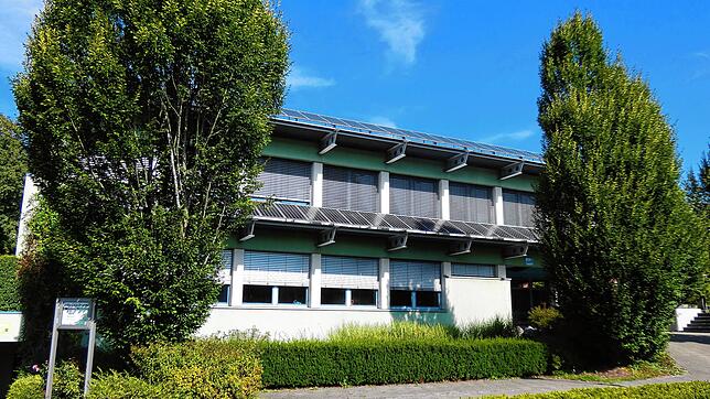 Wie das Albbrucker Hauptschulgebäude, sind die gemeindeeigenen Gebäude fast durchweg mit Photovoltaikanlagen zur Stromerzeugung ...