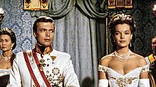 Romy Schneider (rechts, mit Karlheinz Böhm) in ihrer bekanntesten Rolle als Kaiserin Sisi. Die Schauspielerin hatte Verwandtschaft in ...