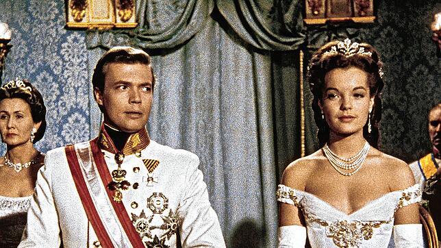 Romy Schneider (rechts, mit Karlheinz Böhm) in ihrer bekanntesten Rolle als Kaiserin Sisi. Die Schauspielerin hatte Verwandtschaft in ...