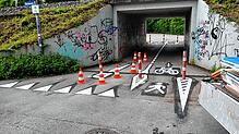 Neue Markierungen sollen unter anderem an der Unterführung am Dammweg für mehr Sicherheit sorgen.