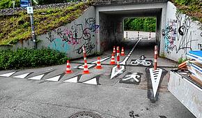 Neue Markierungen sollen unter anderem an der Unterführung am Dammweg für mehr Sicherheit sorgen.