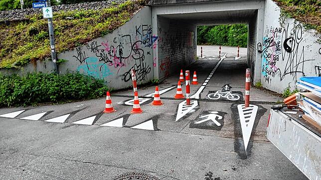 Neue Markierungen sollen unter anderem an der Unterführung am Dammweg für mehr Sicherheit sorgen.